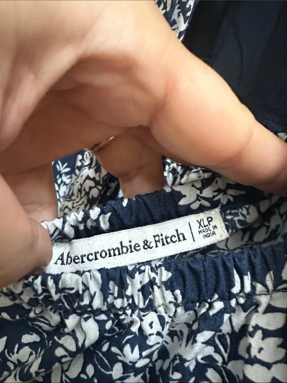 Abercrombie & Fitch flowy navy